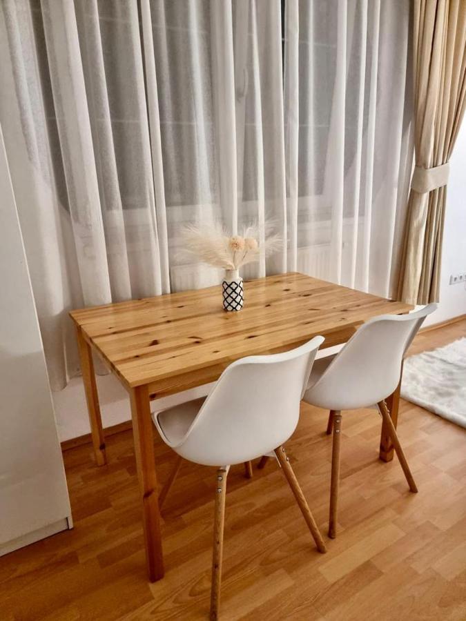 Cozy Apartment Near Hockey & Football Arena Братислава Екстериор снимка